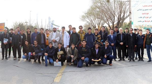 جمعی از دانش آموزان دبیرستان پسرانه استعدادهای درخشان قم از شرکت پالایش نفت امام خمینی (ره) شازند بازدید به عمل آوردند